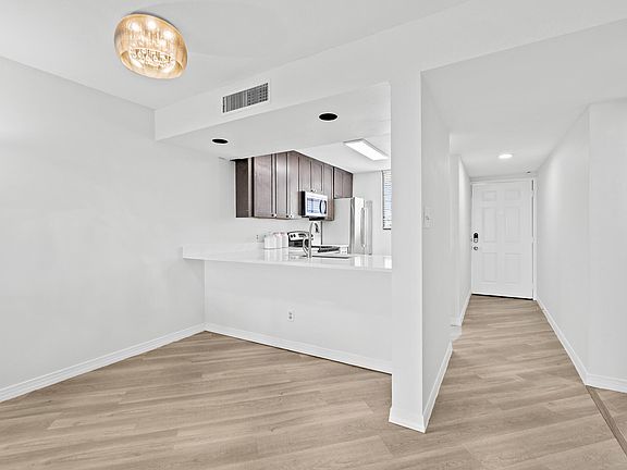 4th image of 300 Columbia Dr APT 1303