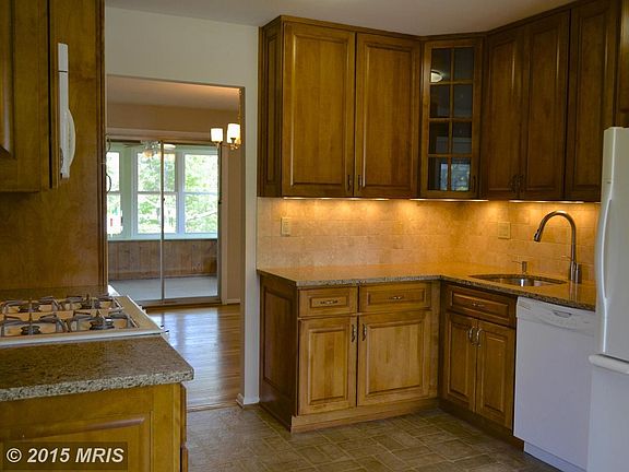 Beautifully renovated kitchen w/granite counters