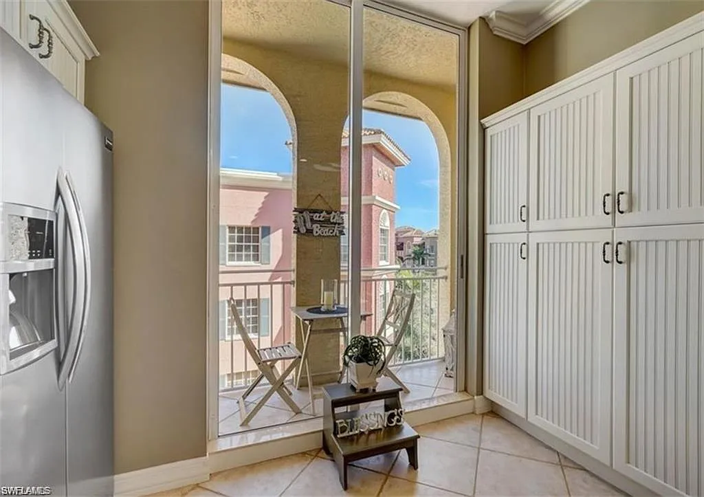1 bed, 1.5 bath, 1126 sqft, $7,995 — Photo 4