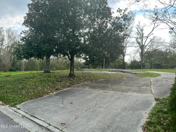 101 Evergreen Dr #20, Diberville, MS 39540