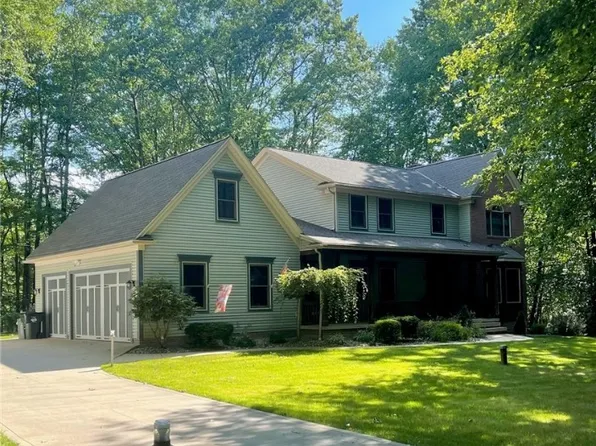 1045 Whisperwood Ln, Aurora, OH 44202