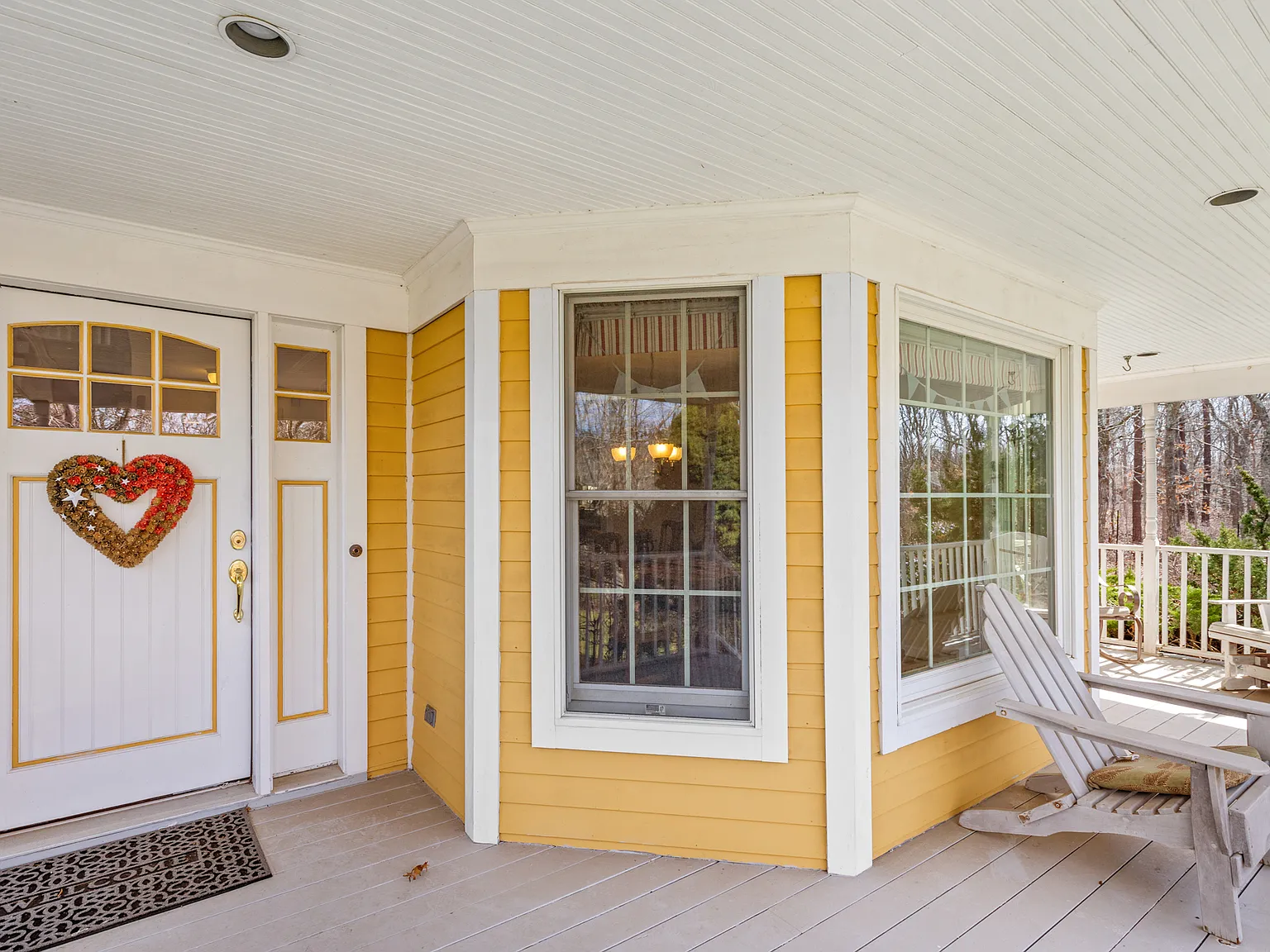 4 Bedroom Water Mill With Covered Porch — Photo 2
