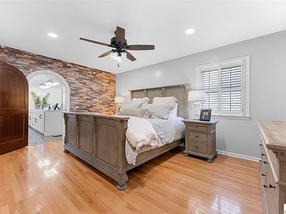 2nd image of 927 Country Club Est