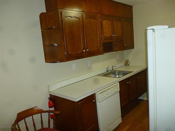 3rd image of 470F Thornbury Ct #100F