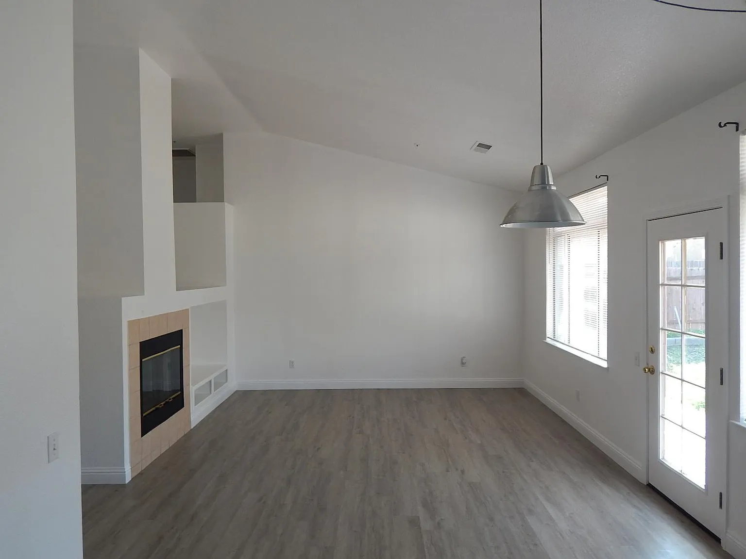 3 bed, 1227 sqft, $2,700 — Photo 3