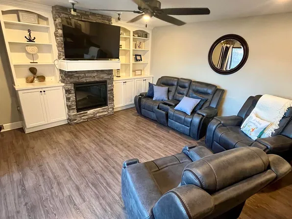 2700 N Shore Dr #301, Clear Lake, IA 50428