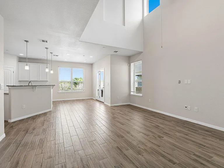 3240 E Whitestone Blvd #4 — Photo 8