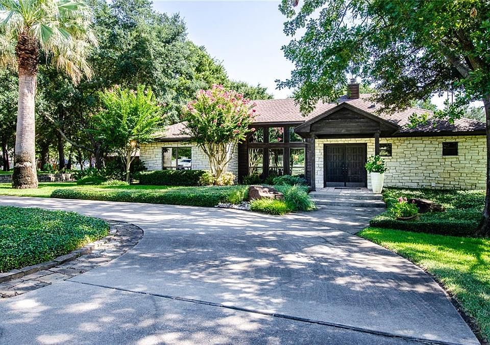 1st image of 405 Hidden Oaks Ln