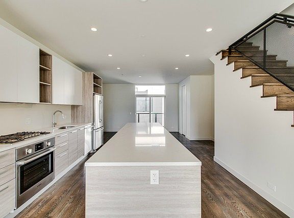 2nd image of 450 W Oak St #42