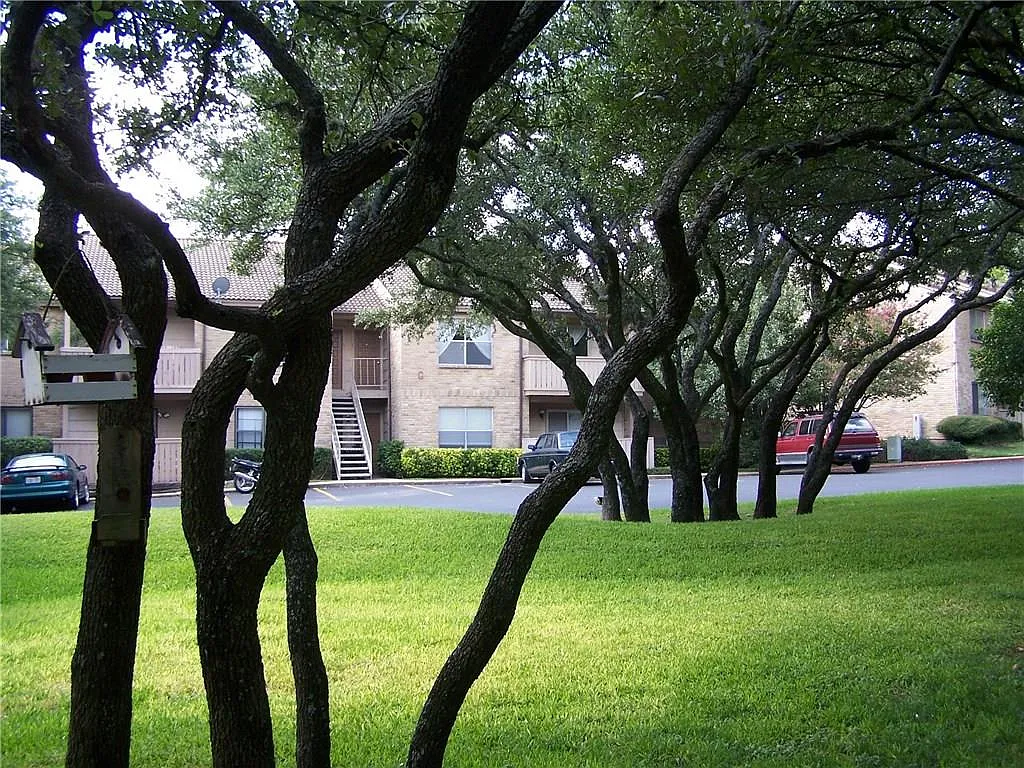 2 bed, 1.0 bath, 803 sqft, $1,300 — Photo 2