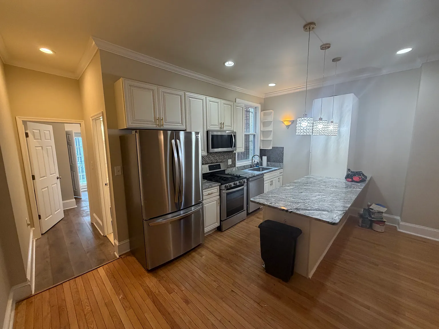 7 bed, 2500 sqft, $5,795 — Photo 3