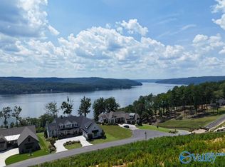 90 Boathouse Dr, Guntersville, AL 35976