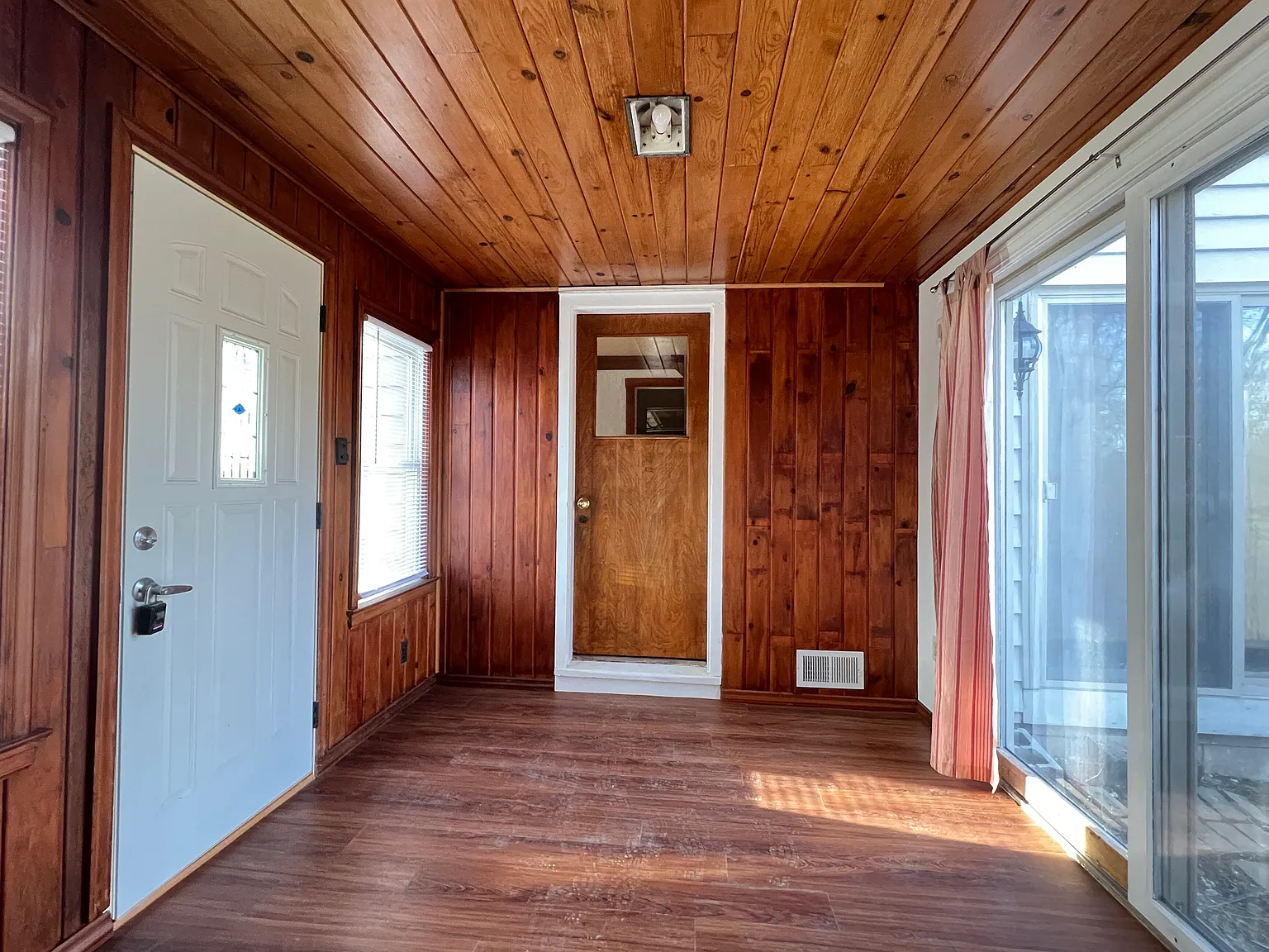 3 bed, 2.5 bath, 2008 sqft, $2,500 — Photo 2