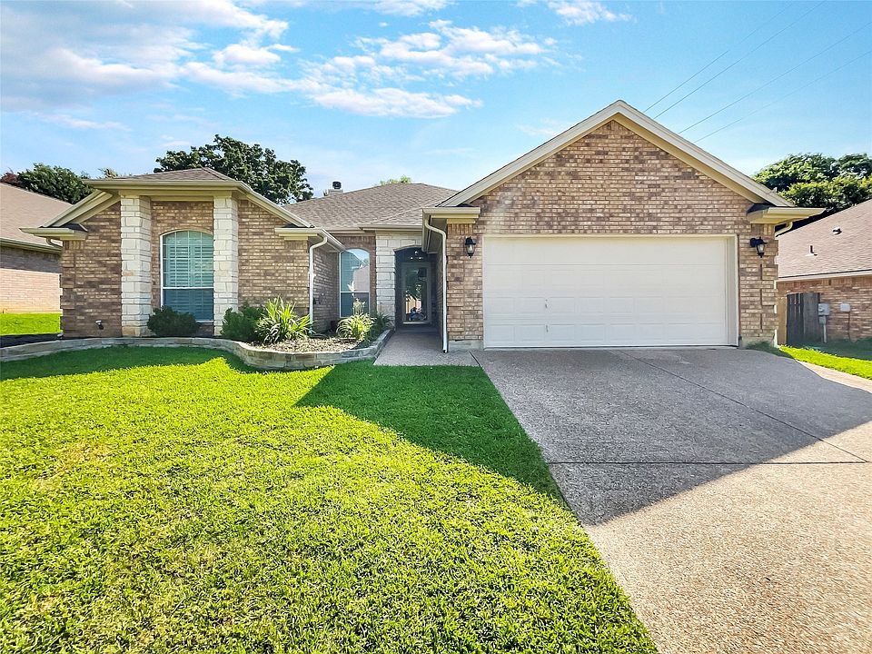 1st image of 600 Everglade Dr