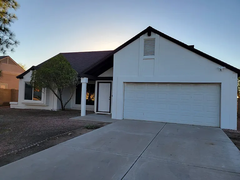 8121 N 103rd Dr — Photo 1