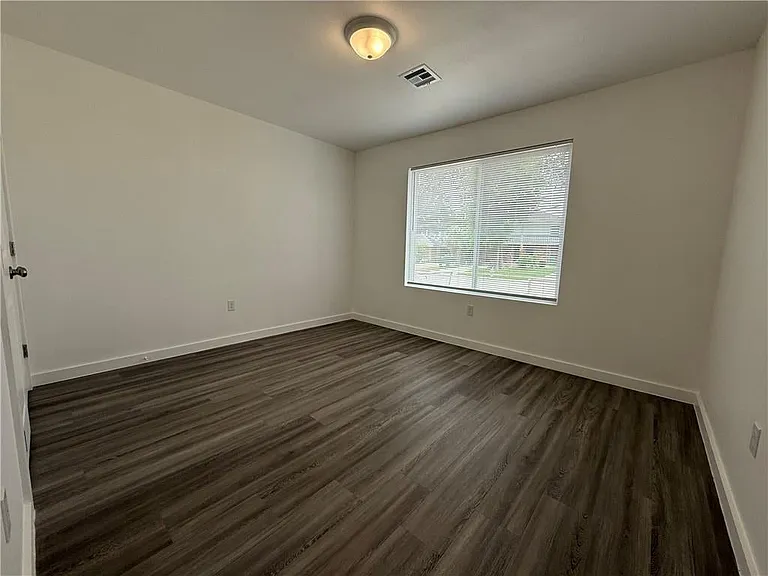 717 N Woodlawn Ave — Photo 8
