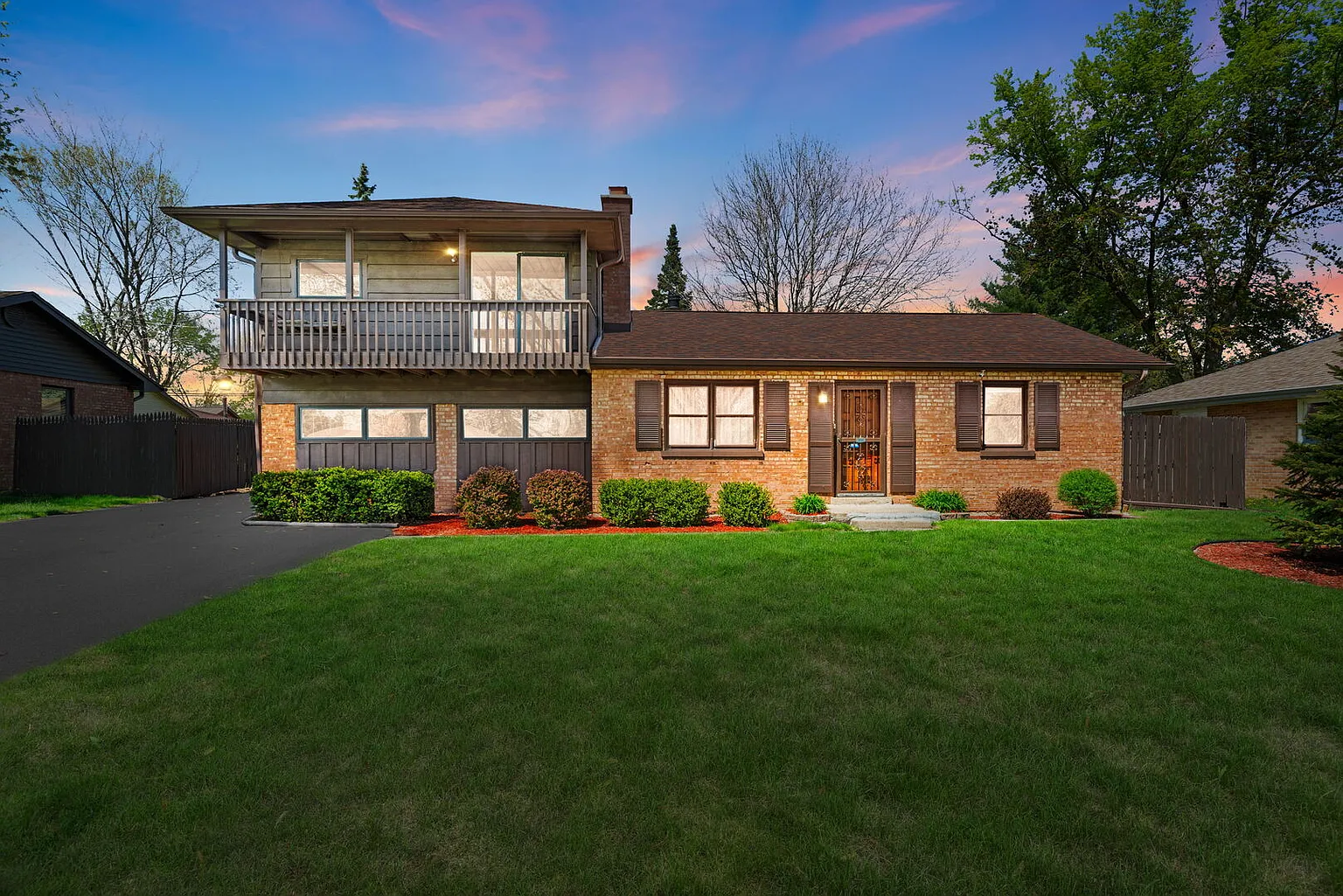 16W340 94th Pl photo 1