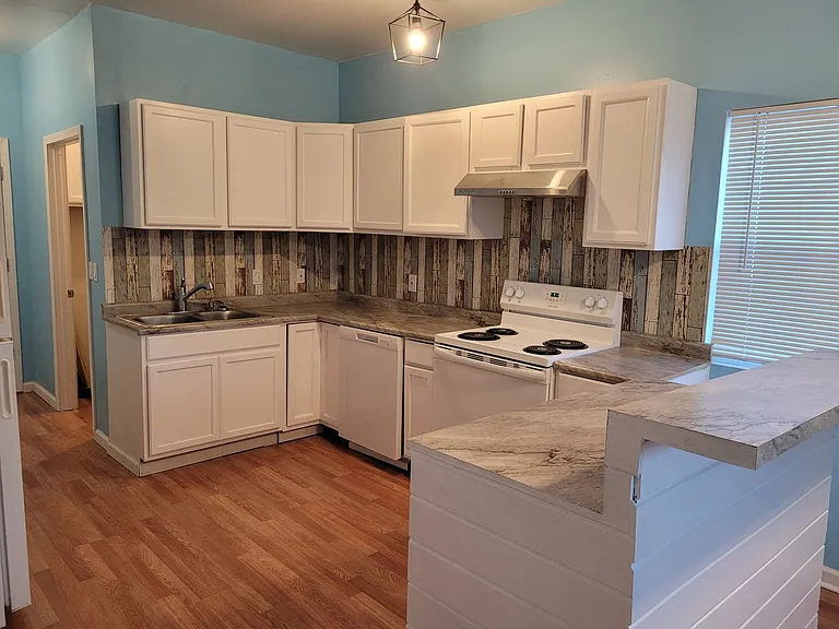 1631 N Hydraulic St — Photo 6