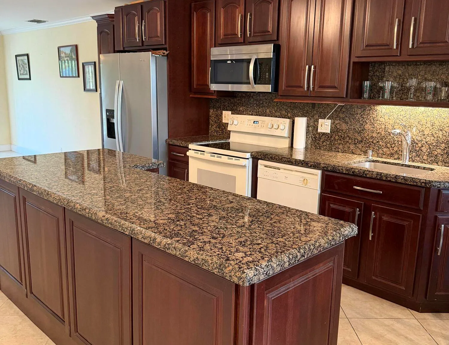 2 bed, 2.0 bath, 908 sqft, $2,000 — Photo 3