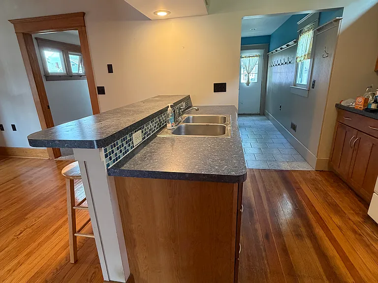 139 Leslie St — Photo 12