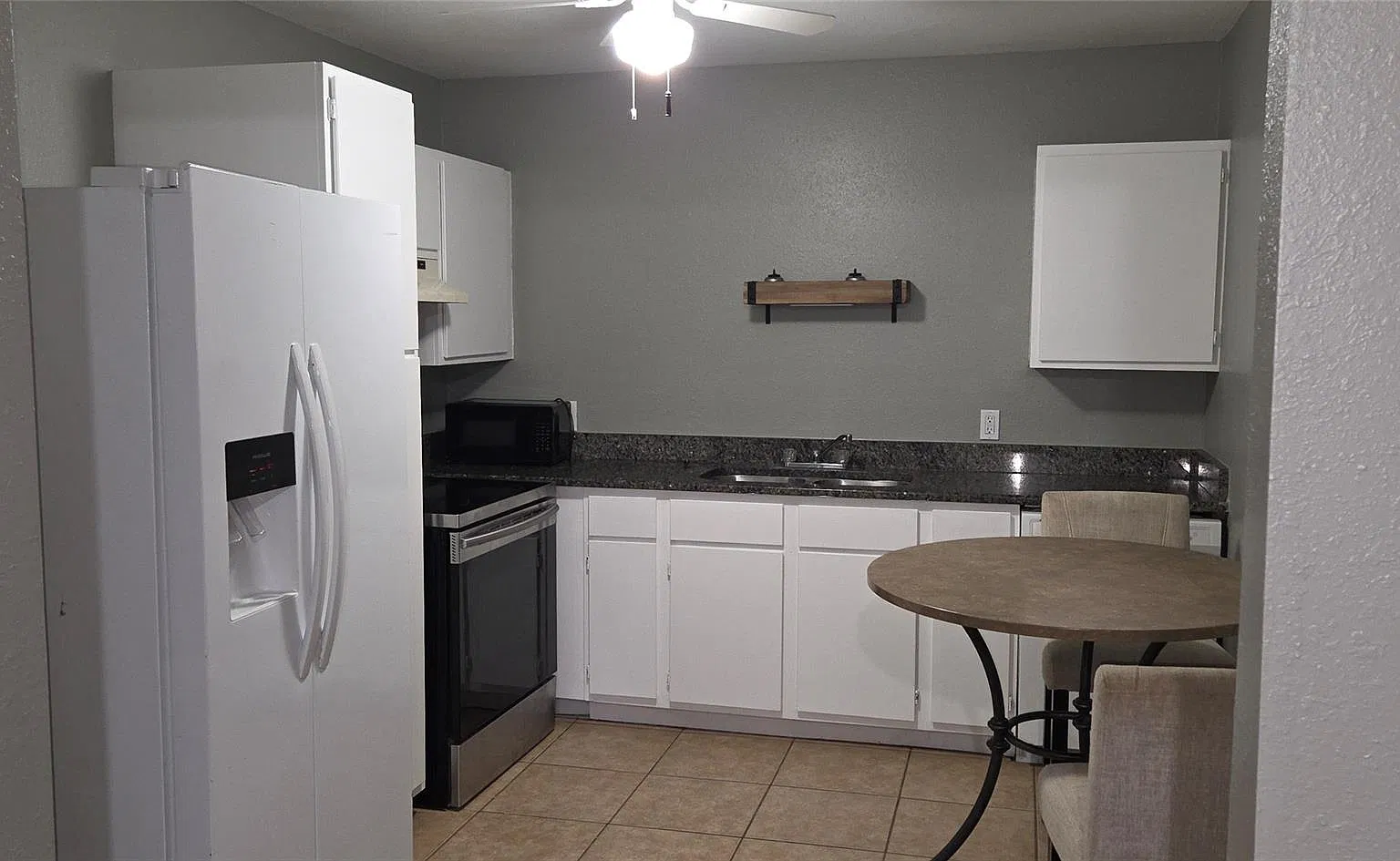 2 bed, 1.0 bath, 750 sqft, $1,075 — Photo 2