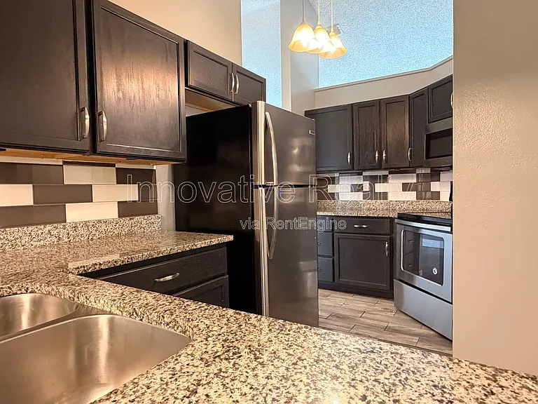 1025 Derbyshire Dr — Photo 6