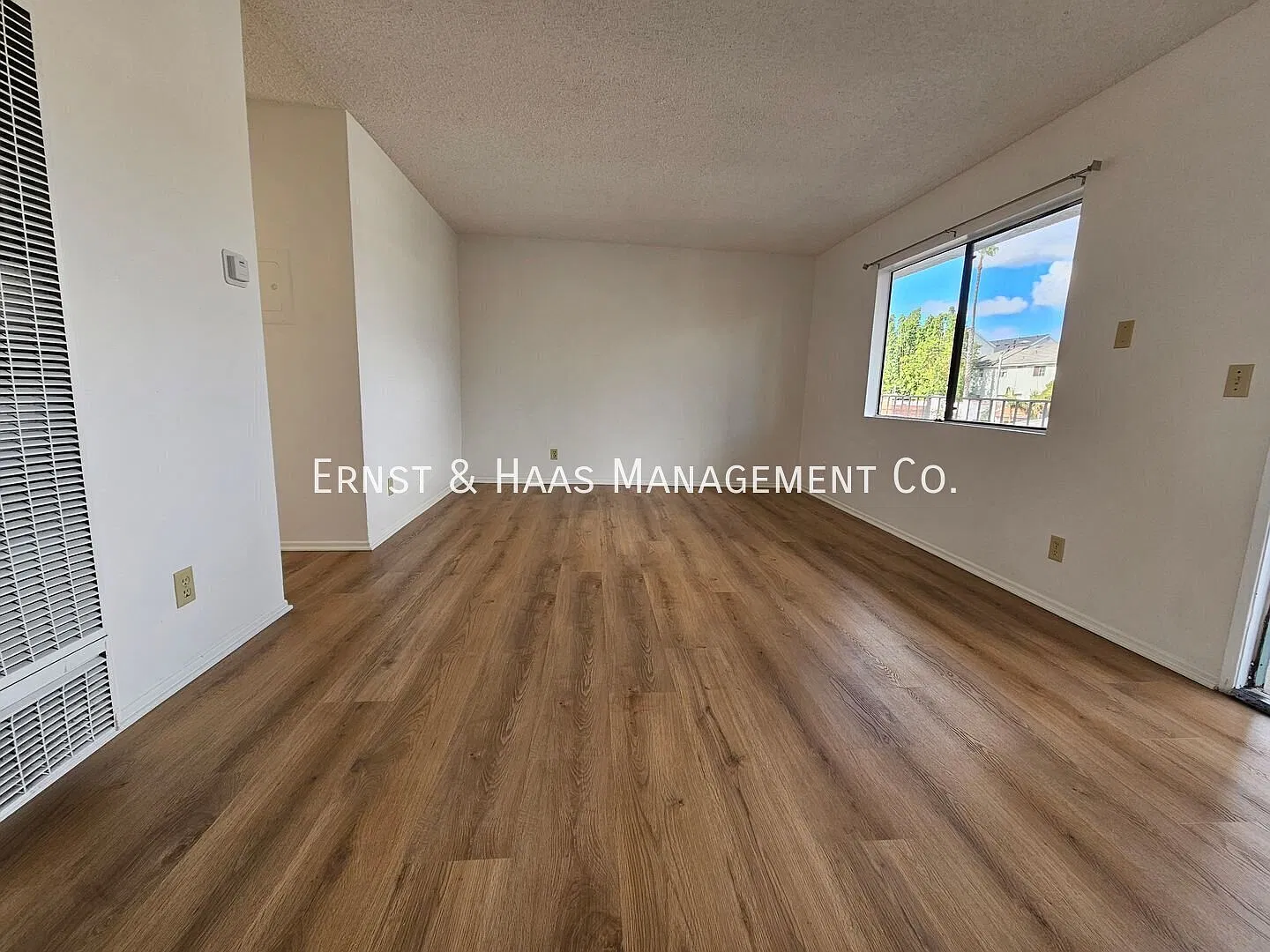 Charming Long Beach Apartment with Private Balcony & Parking! — Photo 2
