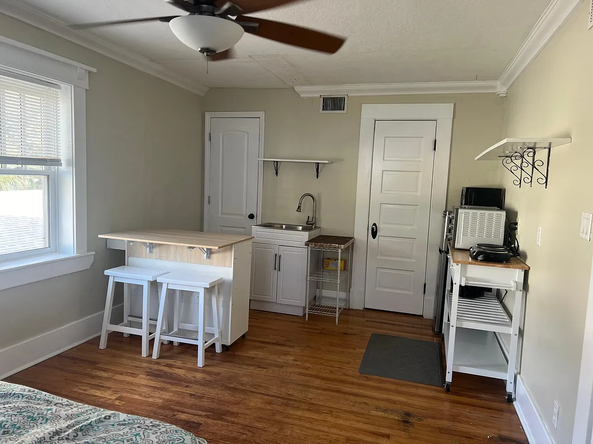 Studio 1 entry - 265 8th Ave N #4