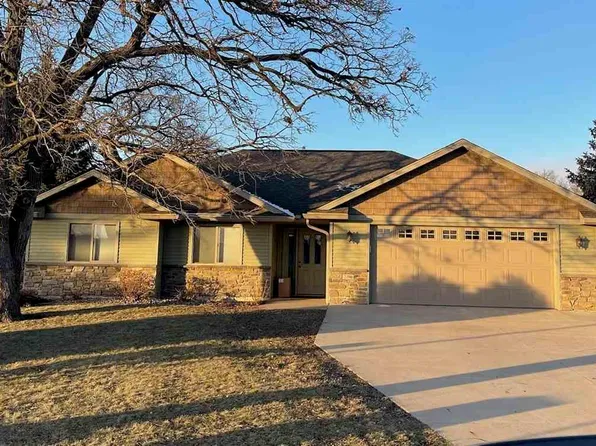 2200 Saint John Ct, North Mankato, MN 56003
