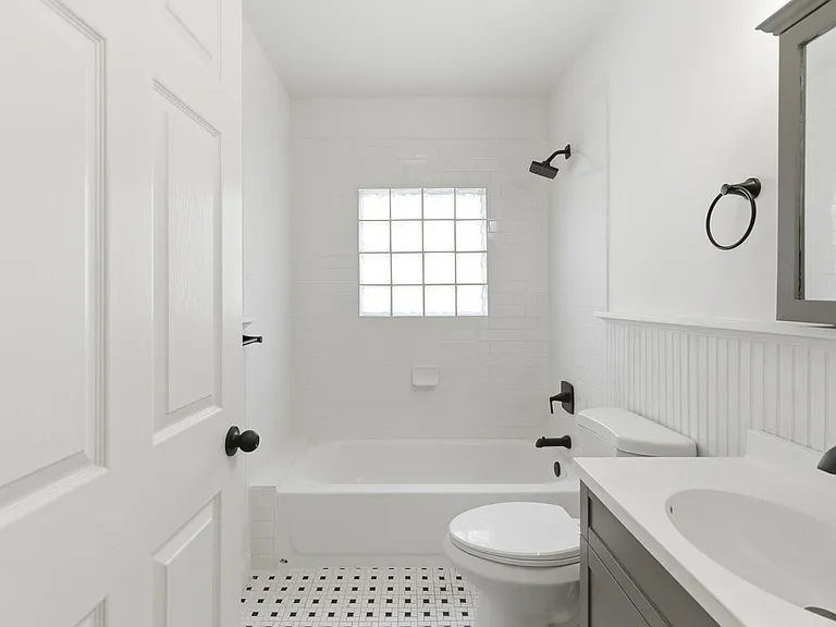 Full hall bath