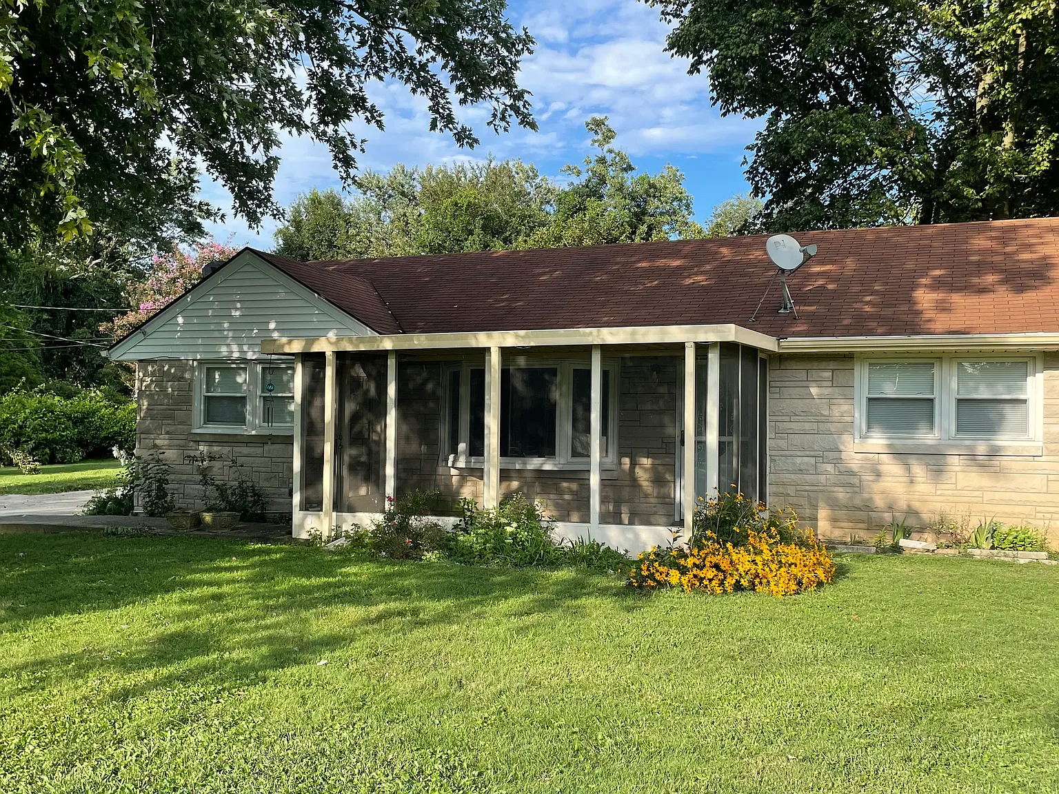 3 bed, 1000 sqft, $1,600 — Photo 1