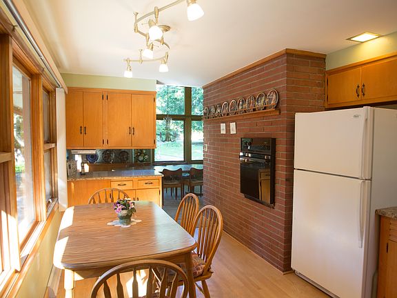 Eat-in Kitchen
