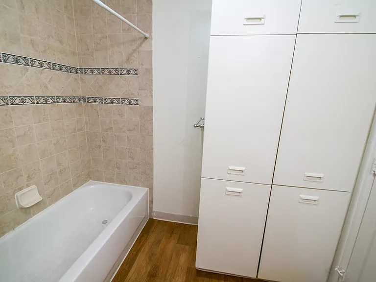 3601 Eaton St Bathroom Unrenovated