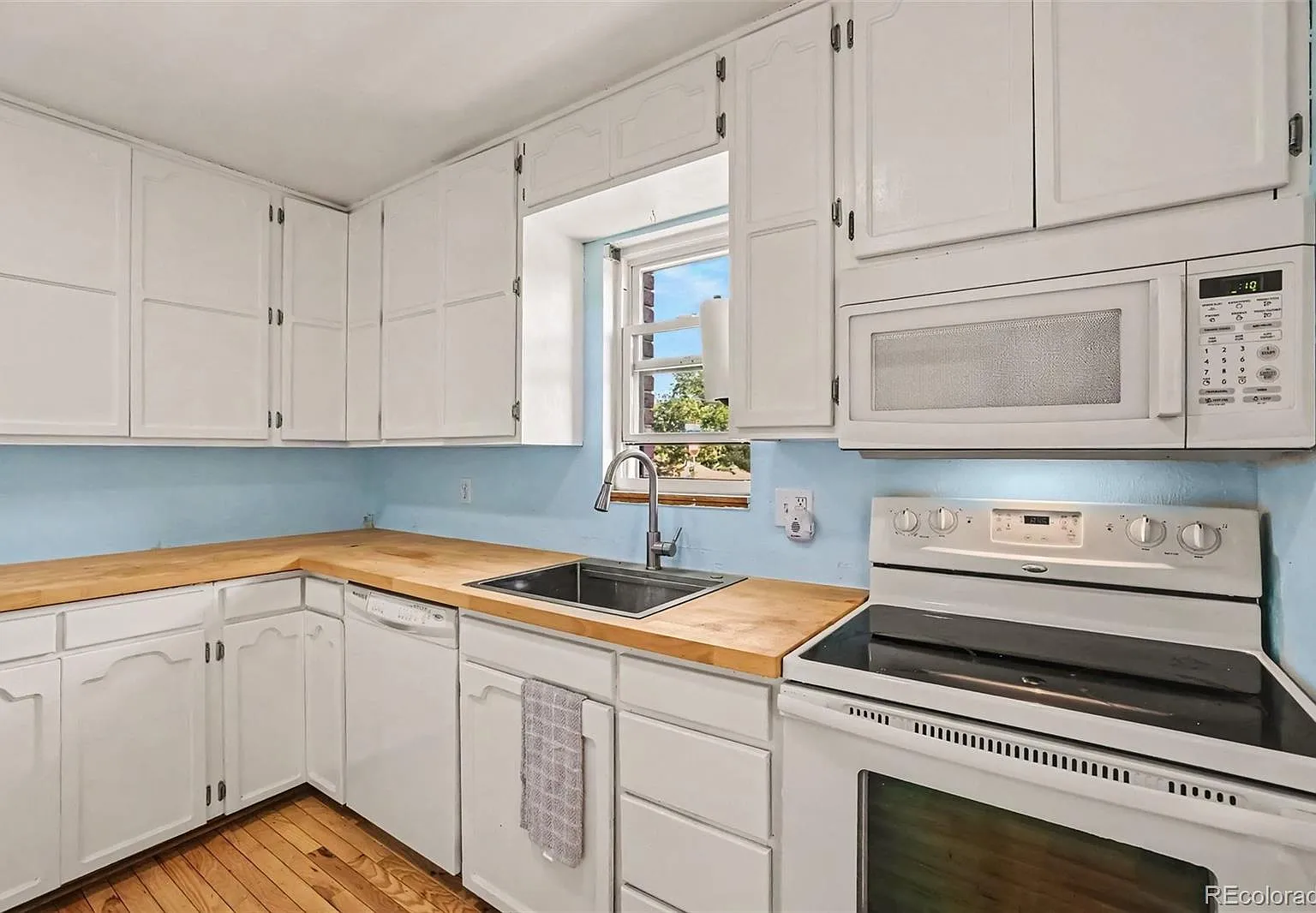 3 bed, 3.5 bath, 1421 sqft, $2,800 — Photo 3