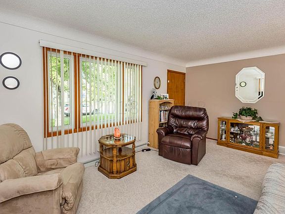 5th image of 613 2nd St E