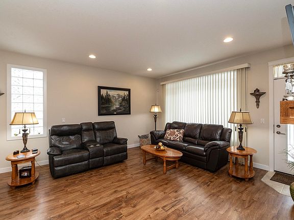 3rd image of 307 Ravine Close