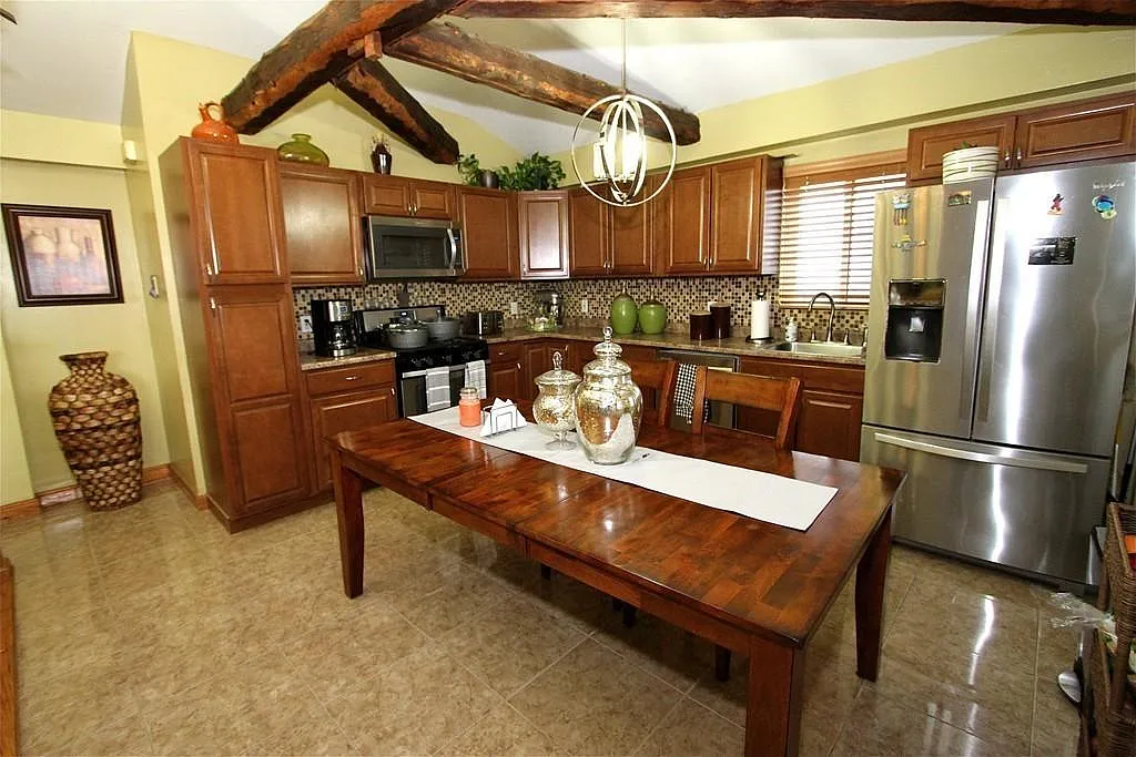 4 bed, 9999 sqft, $3,600 — Photo 2