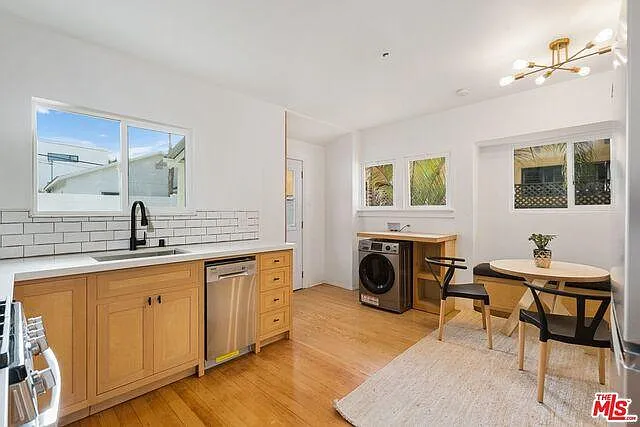 1034 Bay St — Photo 5