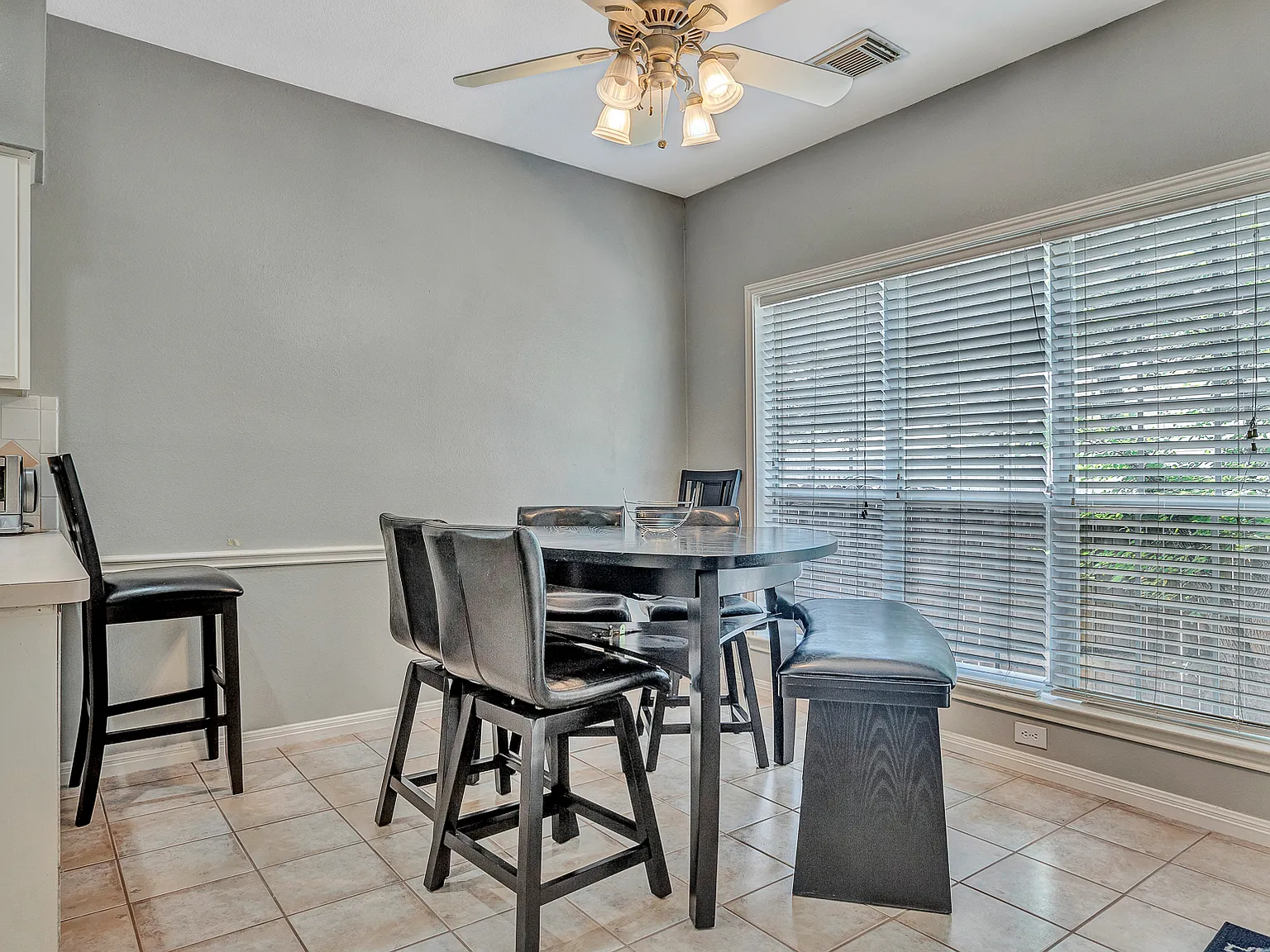 4 bed, 2213 sqft, $4,400 — Photo 4