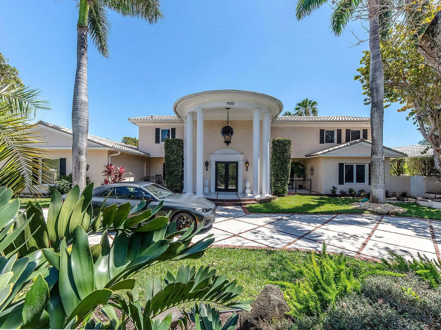 6 bed, 6.5 bath, 7167 sqft, $35,000 — Photo 2