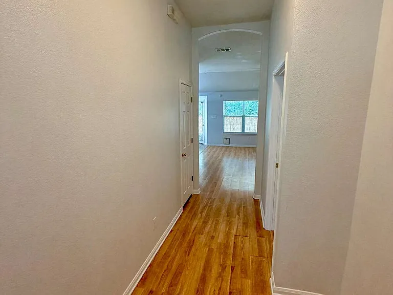 1517 Hawk Dr — Photo 3