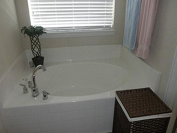 3rd image of 323 Highland Glen Dr