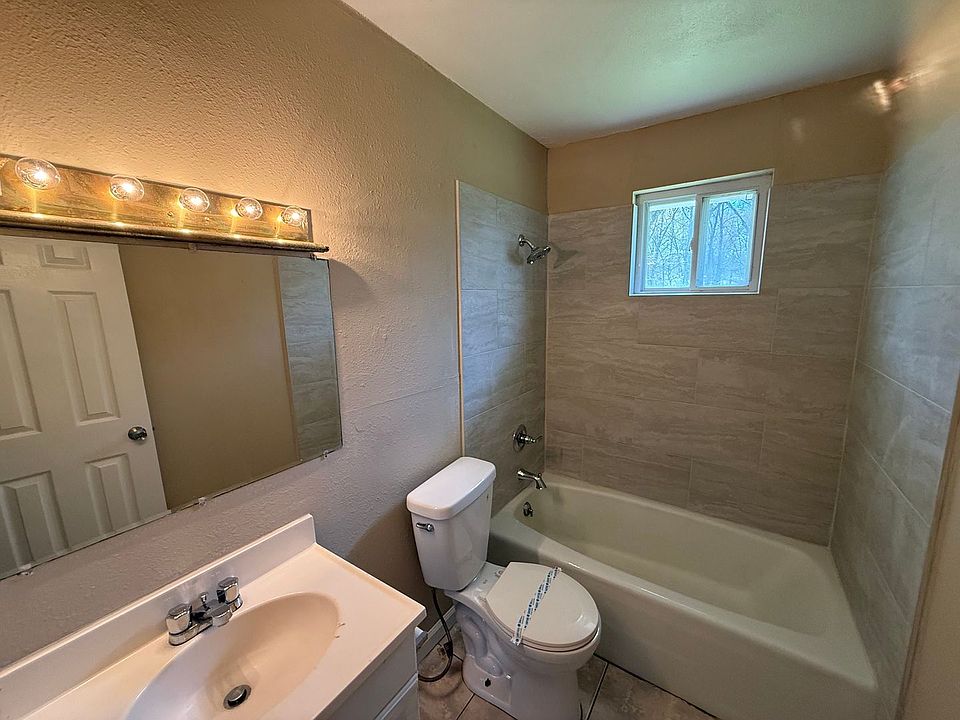 2nd image of 114 Nelson St SE #3114
