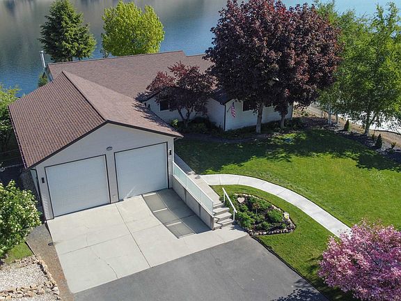 3rd image of 25483 Roosevelt View Dr E