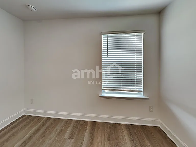1128 Livengood Way — Photo 10