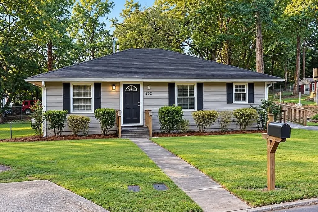 3 bed, 2.0 bath, 1216 sqft, $2,200 — Photo 1