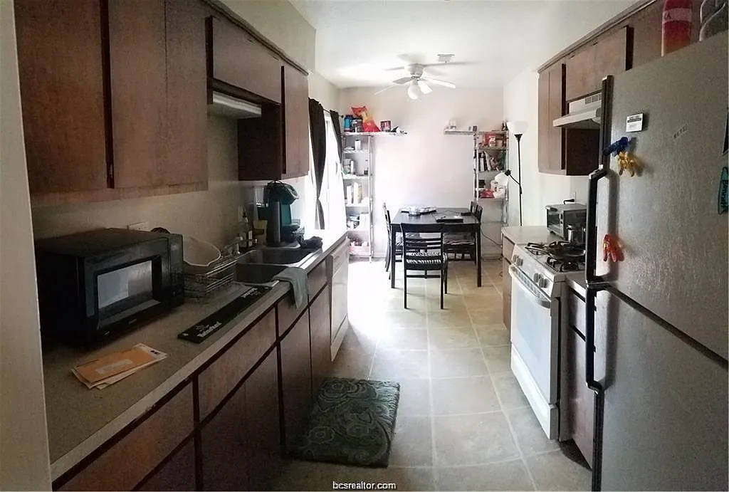 4 bed, 1352 sqft, $1,950 — Photo 4