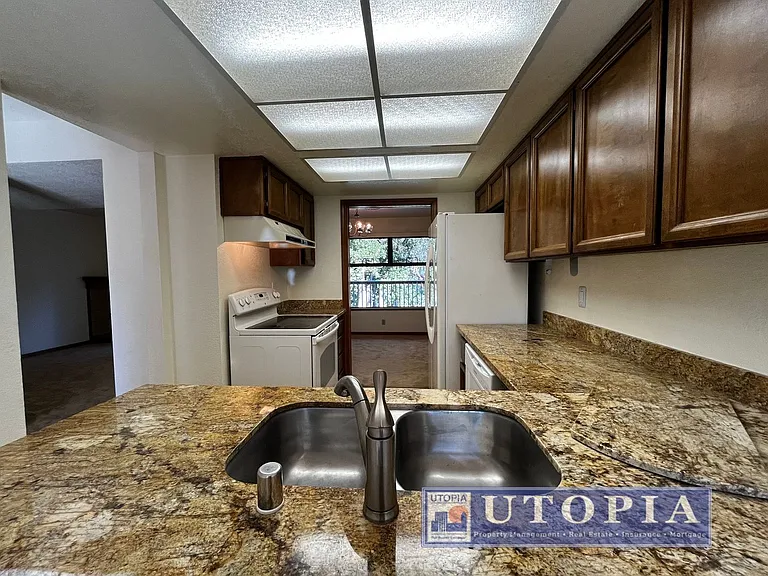 2726 Hampton Ln — Photo 8
