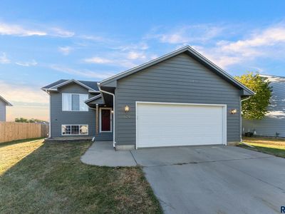 629 Hickory Ln, Harrisburg, SD, 57032