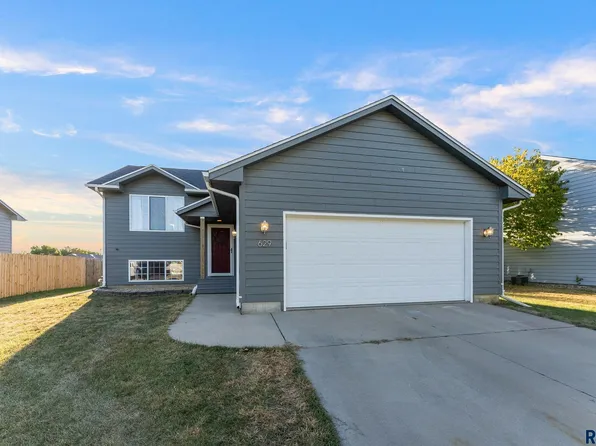 629 Hickory Ln, Harrisburg, SD 57032